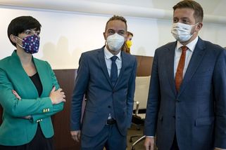 TOP 09 obvinila Piráty a STAN z falešné hry - Novinky